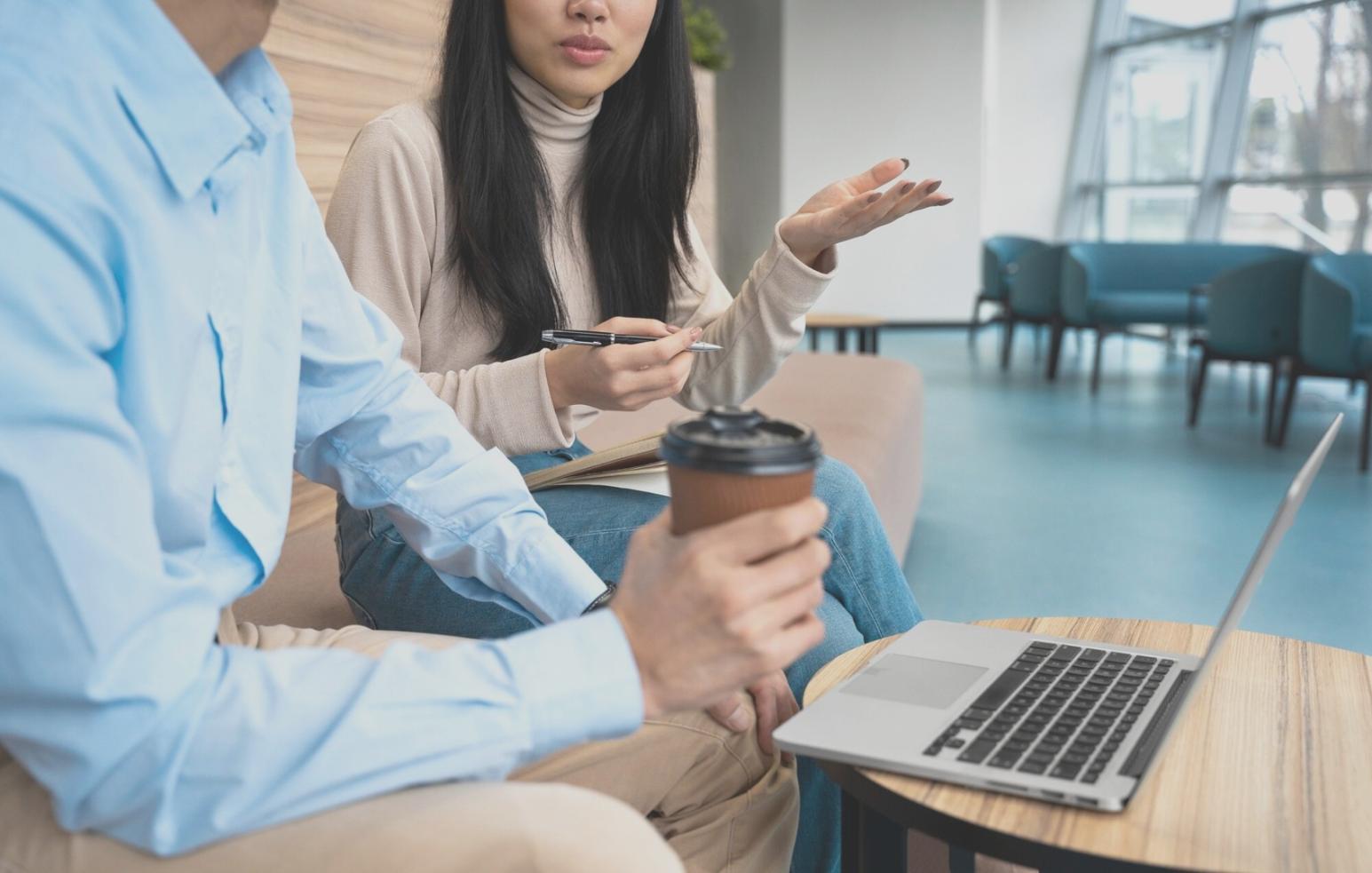 Consultation professionnelle entre un conseiller financier et un client autour d'un bureau