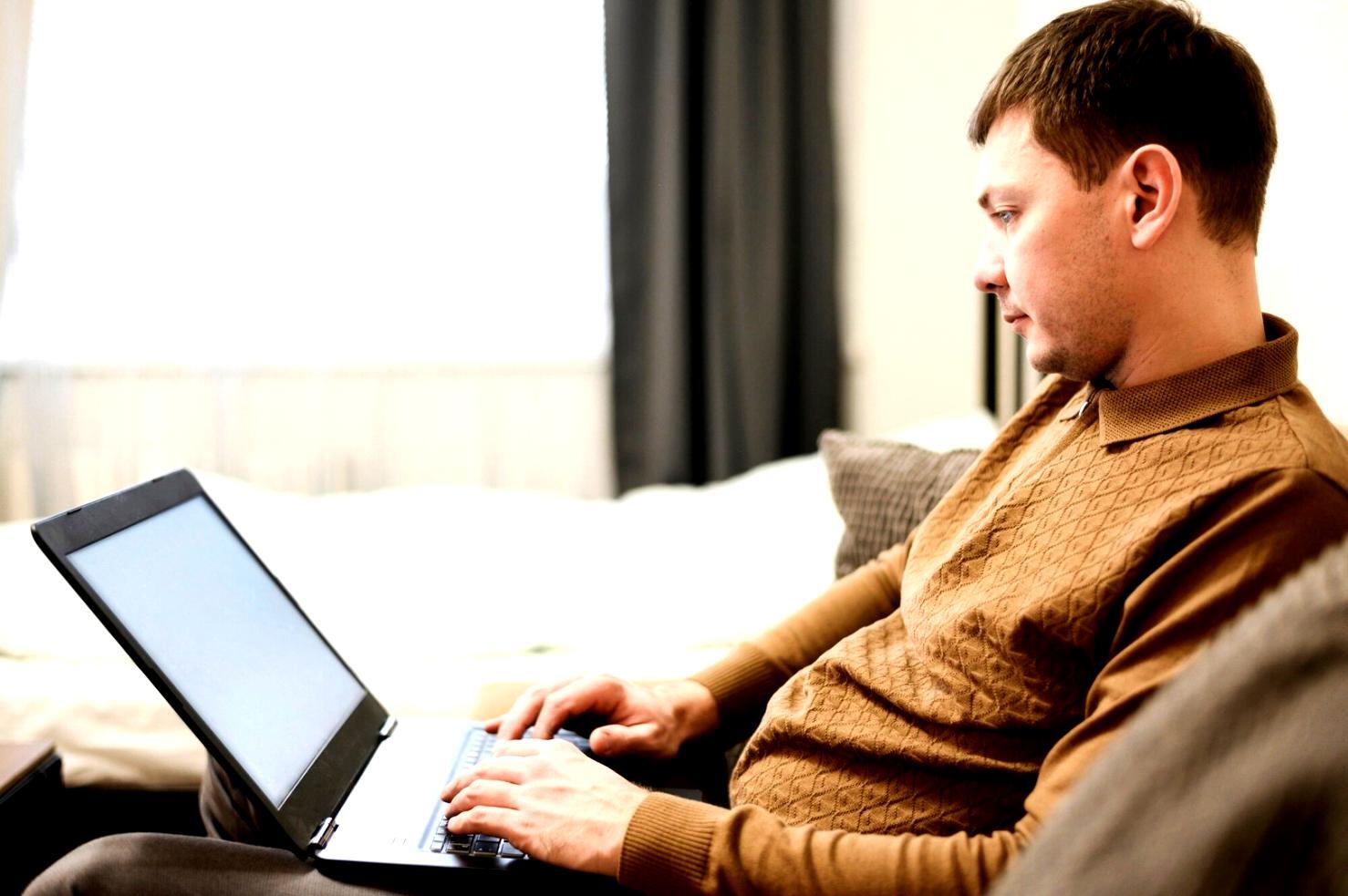 Équipe travaillant sur des stratégies budgétaires adaptatives